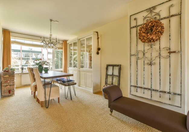 Intérieur de la salle à manger avec des chaises et un banc