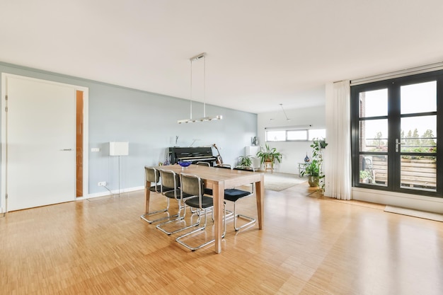 Intérieur de la salle à manger dans un appartement moderne