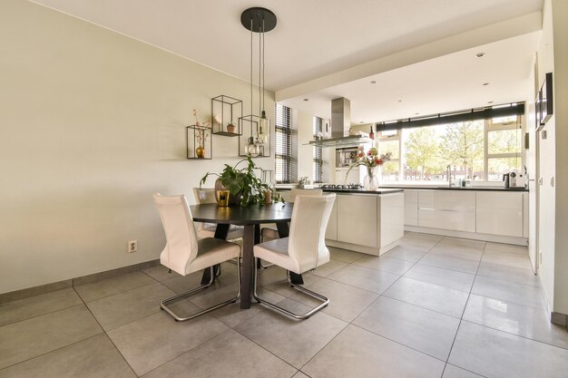 Intérieur de la salle à manger dans un appartement moderne