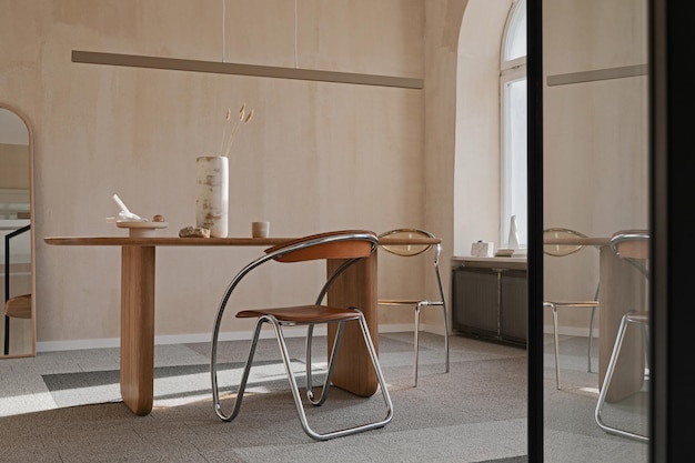 Intérieur de salle à manger minimaliste élégant avec table en bois Structure de papier peint Modèle