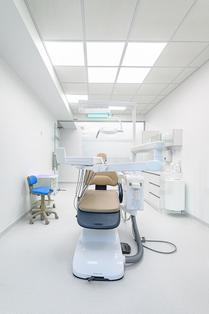 Intérieur de la salle médicale de dentisterie moderne blanc avec équipement spécial