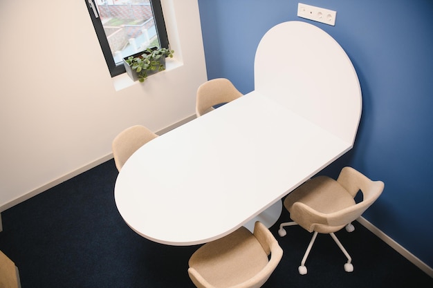 Intérieur de salle de réunion moderne avec table et chaises
