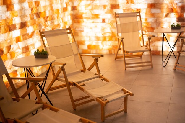 Intérieur de la salle de sel avec fauteuils et mur de blocs de sel dans le spa