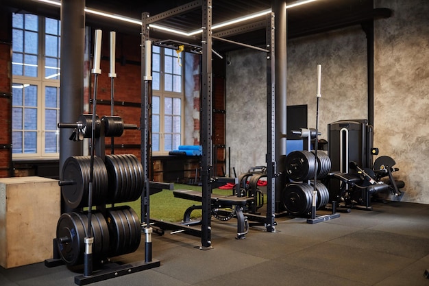 L'intérieur d'une salle de sport avec des machines d'exercice