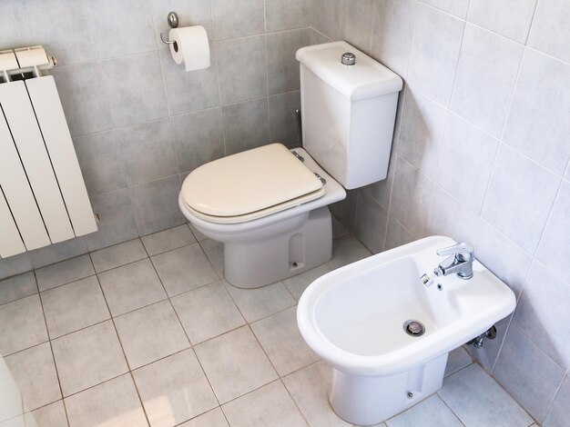 Intérieur d'une salle de toilette blanche simple