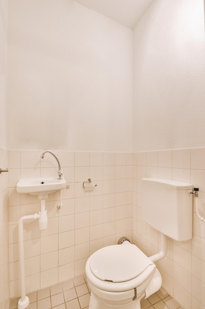 Intérieur d'une salle de toilette simple