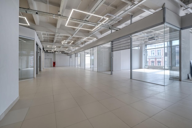 Intérieur de salle vide blanc moderne avec colonnes et fenêtres panoramiques pour bureau ou magasin