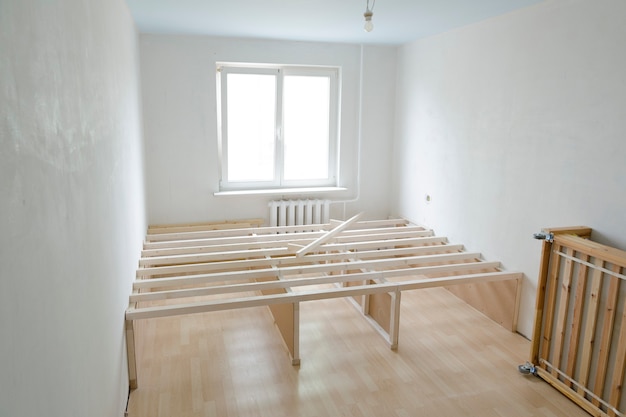 Intérieur de la salle vide en construction avec structure à ossature en bois à l'étage supérieur