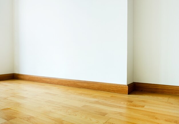 Intérieur de la salle vide, parquet avec mur blanc