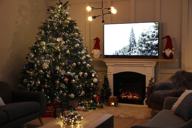 Intérieur de salon confortable avec un bel arbre de Noël près de la cheminée