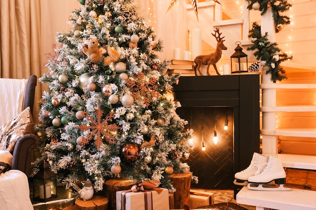 Intérieur de salon élégant avec belle cheminée, arbre de Noël, lumières cadeaux cadeaux jouets, bougies et guirlandes, design d'intérieur