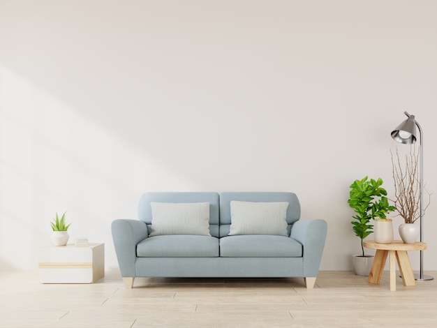 Intérieur de salon moderne avec canapé et plantes vertes, lampe, table sur mur blanc.