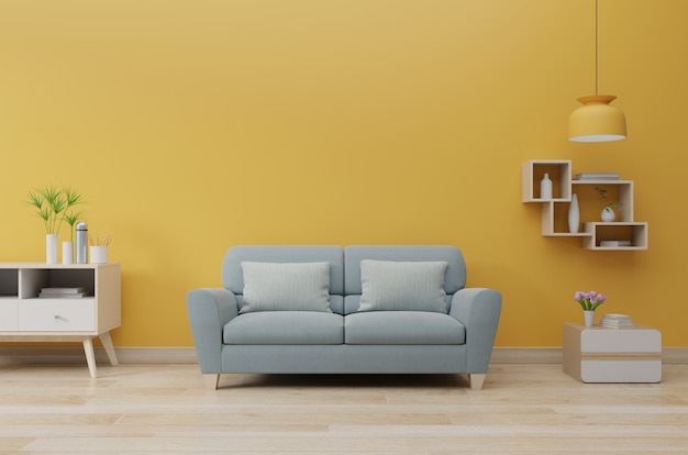 Intérieur de salon moderne avec canapé et plantes vertes, lampe, table sur le mur jaune.