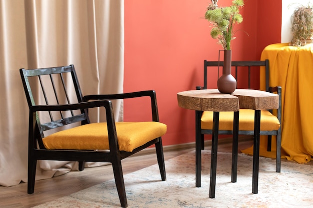 intérieur de salon rétro avec fauteuils design et table en bois découpé à la scie dans un style loft