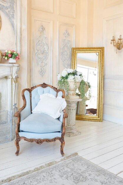 Photo intérieur de salon riche et luxueux de couleur pastel beige avec des meubles anciens et coûteux de style baroque. murs décorés de stuc et de fresques