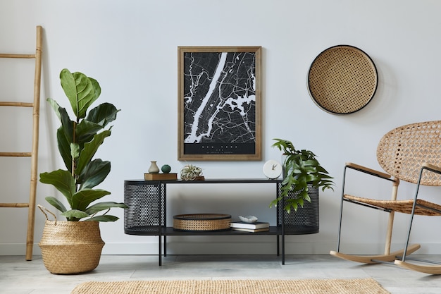 Intérieur de salon scandinave moderne avec cadre d'affiche maquette, commode design, plantes, fauteuil en rotin, livre et accessoires élégants dans un décor élégant. Modèle.