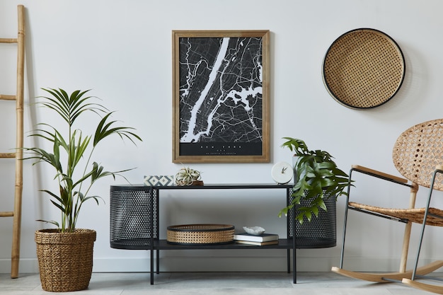 Intérieur De Salon Scandinave Moderne Avec Cadre, Commode Design, Feuille Dans Un Vase, Fauteuil En Rotin, Livre Et Accessoires élégants Dans Une Décoration élégante.