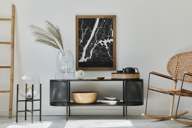 Intérieur de salon scandinave moderne avec cadre de peinture, commode design, feuille dans un vase, fauteuil en rotin, livre et accessoires élégants dans un décor élégant.