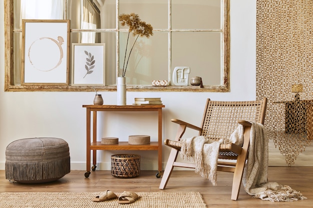 Photo intérieur de salon unique avec fauteuil en rotin élégant, mobilier design, fleurs séchées, cadres, parquet, décoration et accessoires personnels élégants. maison moderne..