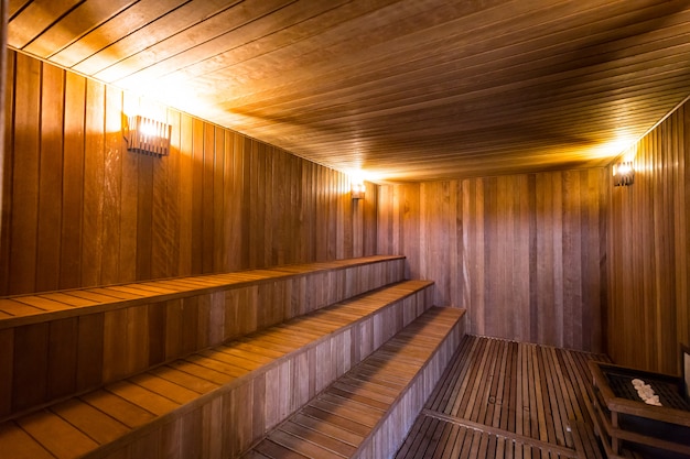 Intérieur d'un sauna en bois