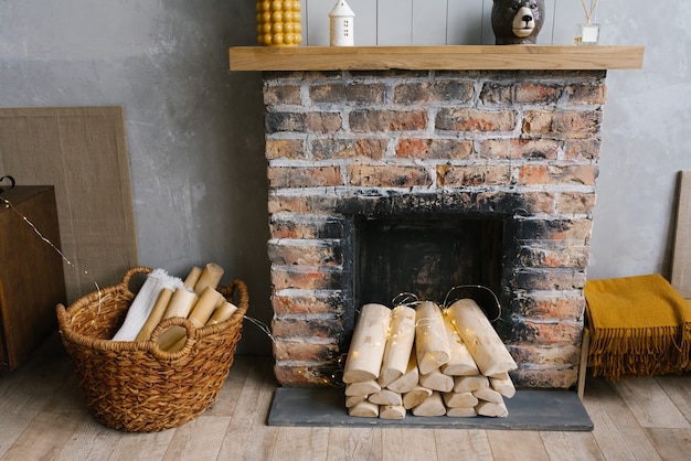 Intérieur Scandinave Avec Cheminée En Brique Rouge, Panier En Osier Pour Le  Bois De Chauffage, Tas De Bûches Pour Un Feu