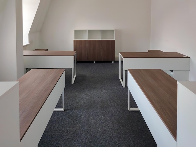 Intérieur scandinave élégant d'un bureau vide en perspective avec des tables vides placées symétriquement