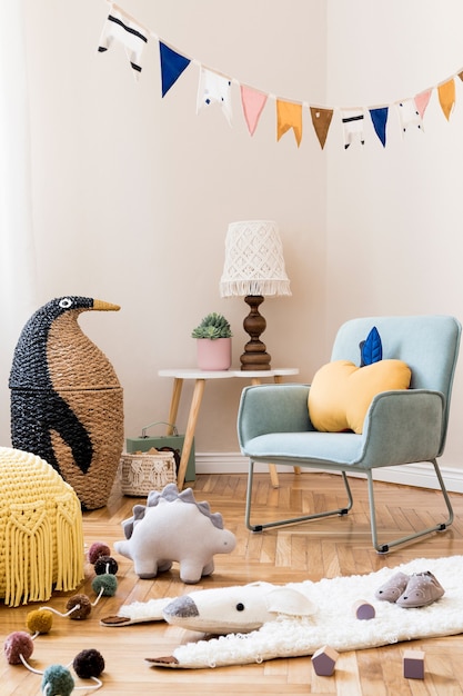 Photo intérieur scandinave avec meubles, jouets et accessoires dans une décoration moderne pour chambre d'enfant