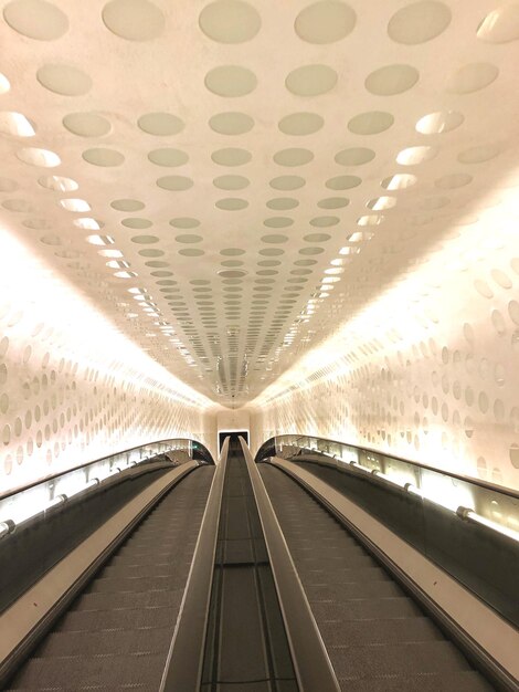 Photo intérieur d'une station de métro éclairée