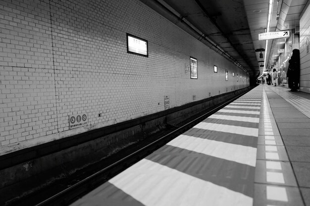 Photo l'intérieur d'une station de métro