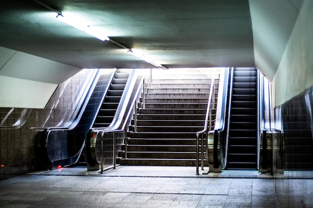 Photo l'intérieur d'une station de métro