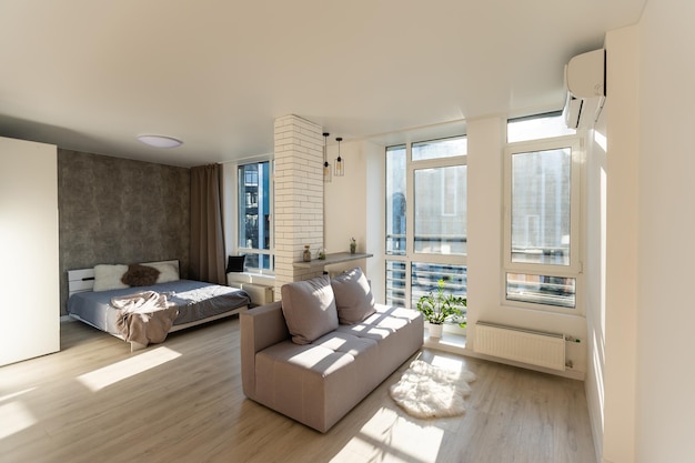 Intérieur d'un studio, grande chambre, lit au premier plan