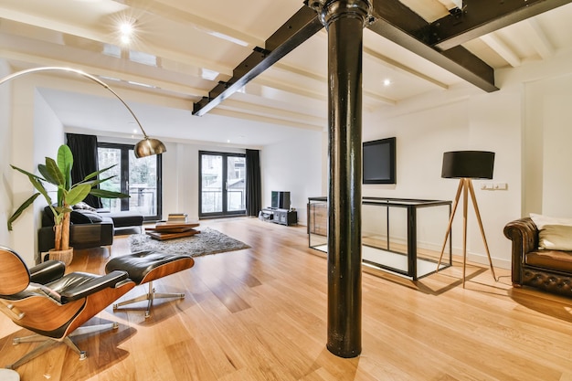 Intérieur de studio avec mobilier en bois