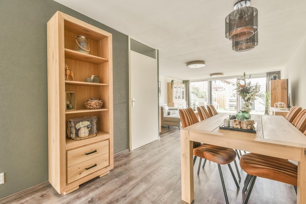 Intérieur de studio avec mobilier en bois