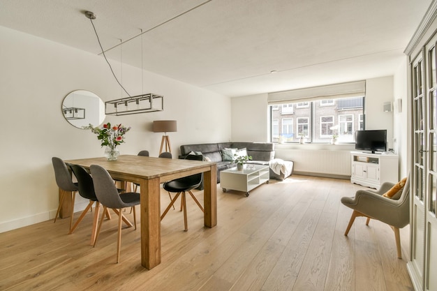 Intérieur de studio avec mobilier en bois