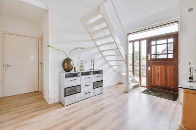 Intérieur de studio avec mobilier en bois