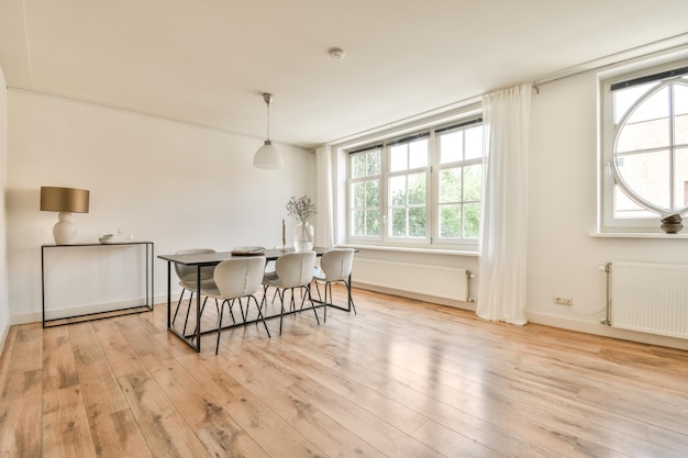 Intérieur de studio avec mobilier en bois