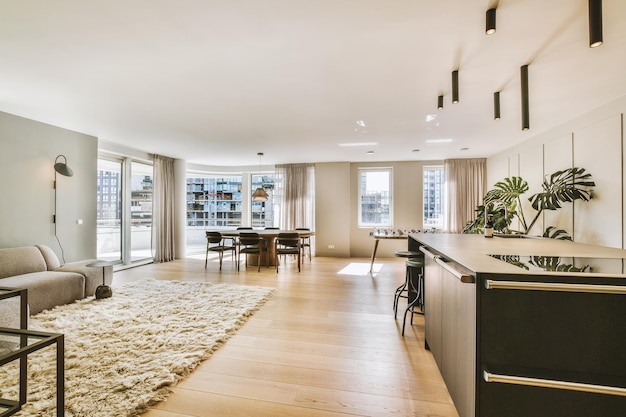 Intérieur de studio avec mobilier en bois