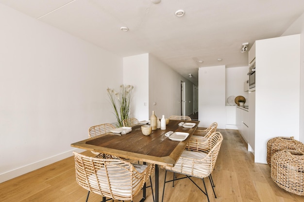 Intérieur de studio avec mobilier en bois