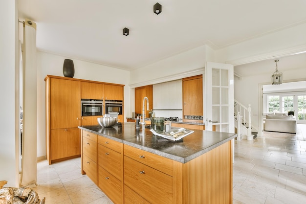 Intérieur de studio avec mobilier en bois