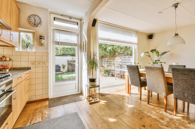 Photo intérieur de studio avec mobilier en bois