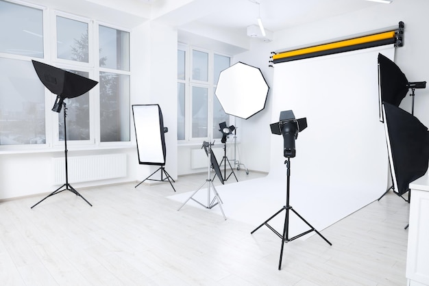 Intérieur d'un studio photo moderne avec équipement d'éclairage professionnel