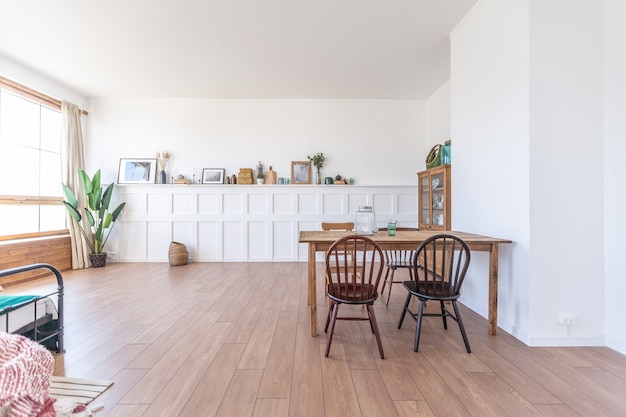 Intérieur de studio vintage dans des couleurs claires dans un style ancien