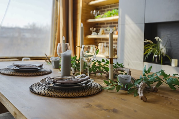 Intérieur de style loft sombre d'une grande maison de campagne confortable. appartement décloisonné avec coin cuisine, zone de repos et coin chambre. Immenses fenêtres et décoration en bois