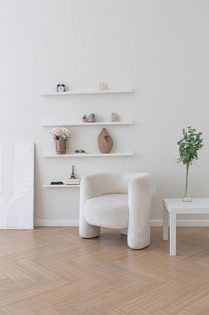 Intérieur super blanc simple, propre et élégant avec un mobilier moderne de couleur nude et des éléments noirs contrastants design de luxe d'un grand salon lumineux