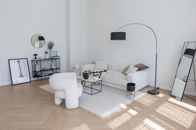 Intérieur super blanc simple, propre et élégant avec un mobilier moderne de couleur nude et des éléments noirs contrastants design de luxe d'un grand salon lumineux