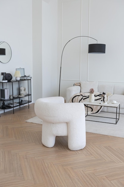 Intérieur super blanc simple, propre et élégant avec un mobilier moderne de couleur nude et des éléments noirs contrastants design de luxe d'un grand salon lumineux