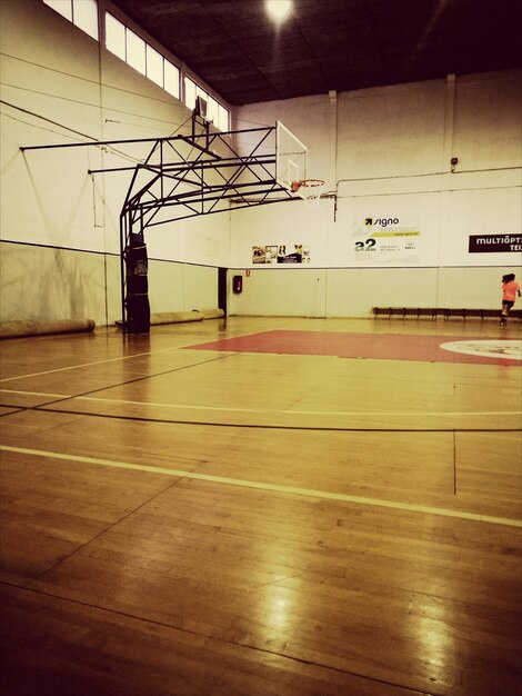 Photo l'intérieur d'un terrain de basket