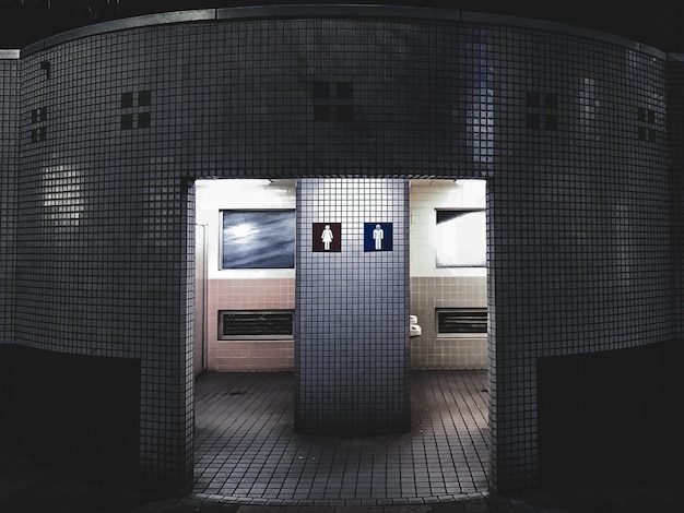 L'intérieur des toilettes publiques