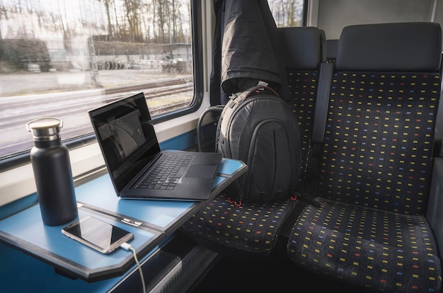 Intérieur de train suisse avec technologie moderne Concept de voyage en train