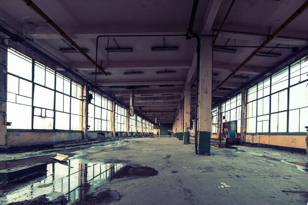 Photo l'intérieur d'une usine abandonnée